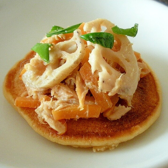 蓮根と人参のツナサラダのせ大豆粉パンケーキ♪